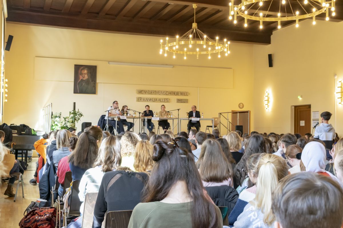 images/Struktur/Rueckblicke/2020.03.02_Podiumsdiskussion_Gewaltvideos/10.jpg