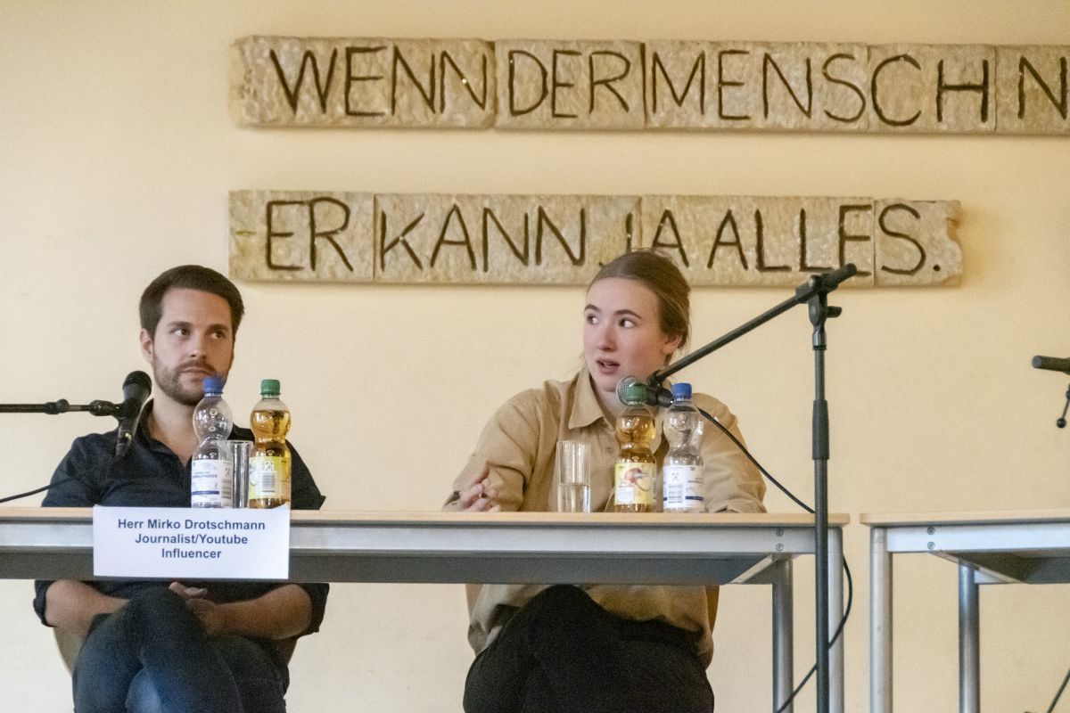 images/Struktur/Rueckblicke/2020.03.02_Podiumsdiskussion_Gewaltvideos/22.jpg