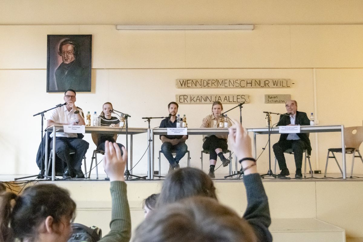 images/Struktur/Rueckblicke/2020.03.02_Podiumsdiskussion_Gewaltvideos/25.jpg